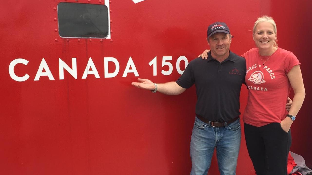 Expeditionsleiter Geoff Green und die kanadische Umweltministerin Catherine McKenna stehen auf dem Schiff und grinsen in die Kamera. Expeditionsleiter Geoff Green und die kanadische Umweltministerin Catherine McKenna stehen auf dem Schiff und grinsen in die Kamera.
