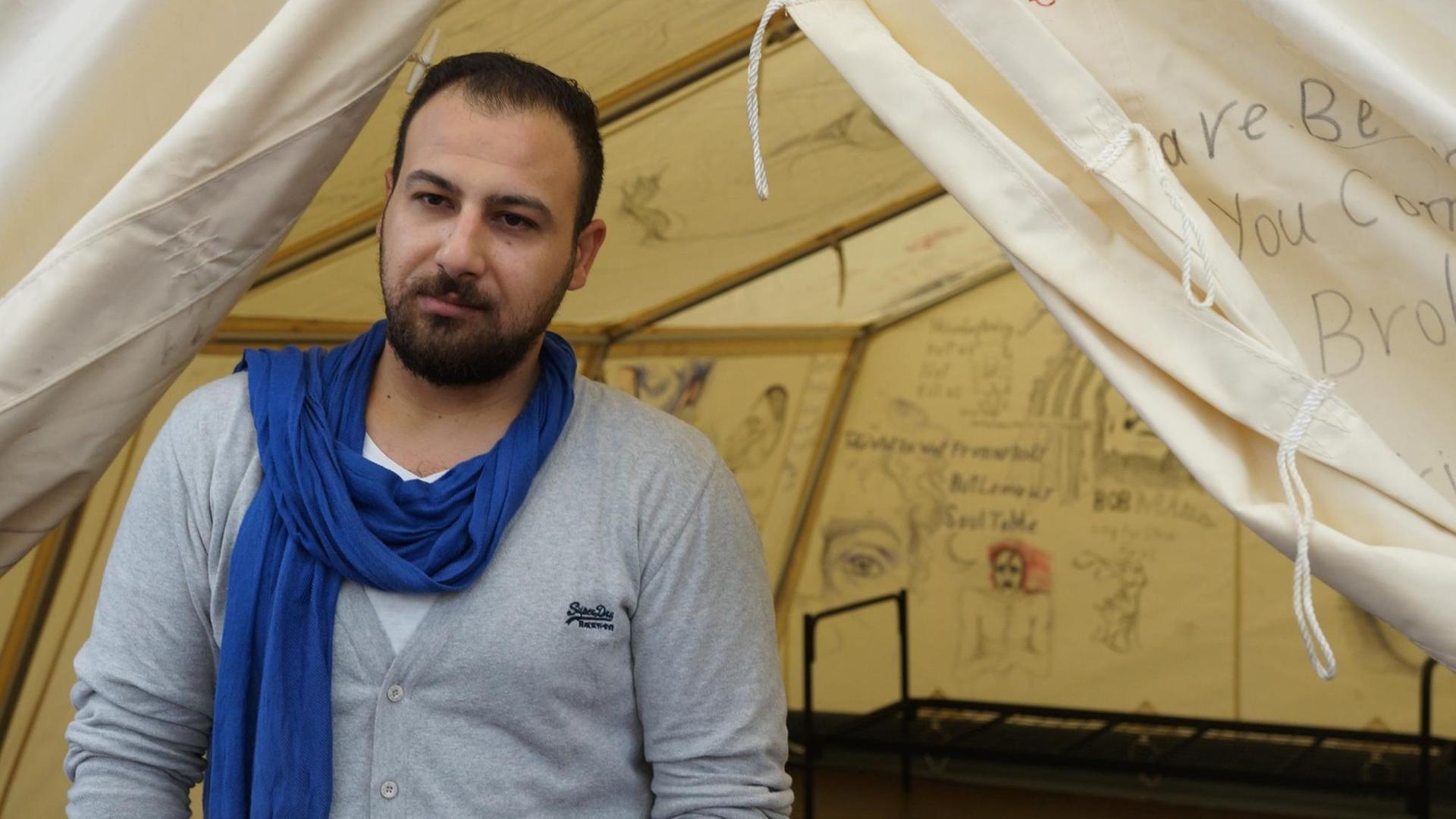 Der syrische Bildhauer Eyad Alkhateeb vor dem Zelt seiner Ausstellung "Eyad Alkhateeb: An Inside Look".
