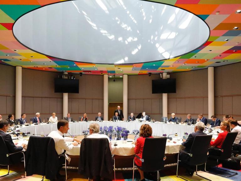 Beim Treffen des EU-Ministerrats sitzen die Vertreter der Mitgliedstaaten an zu einem großen Kreis arrangierten Tischen.