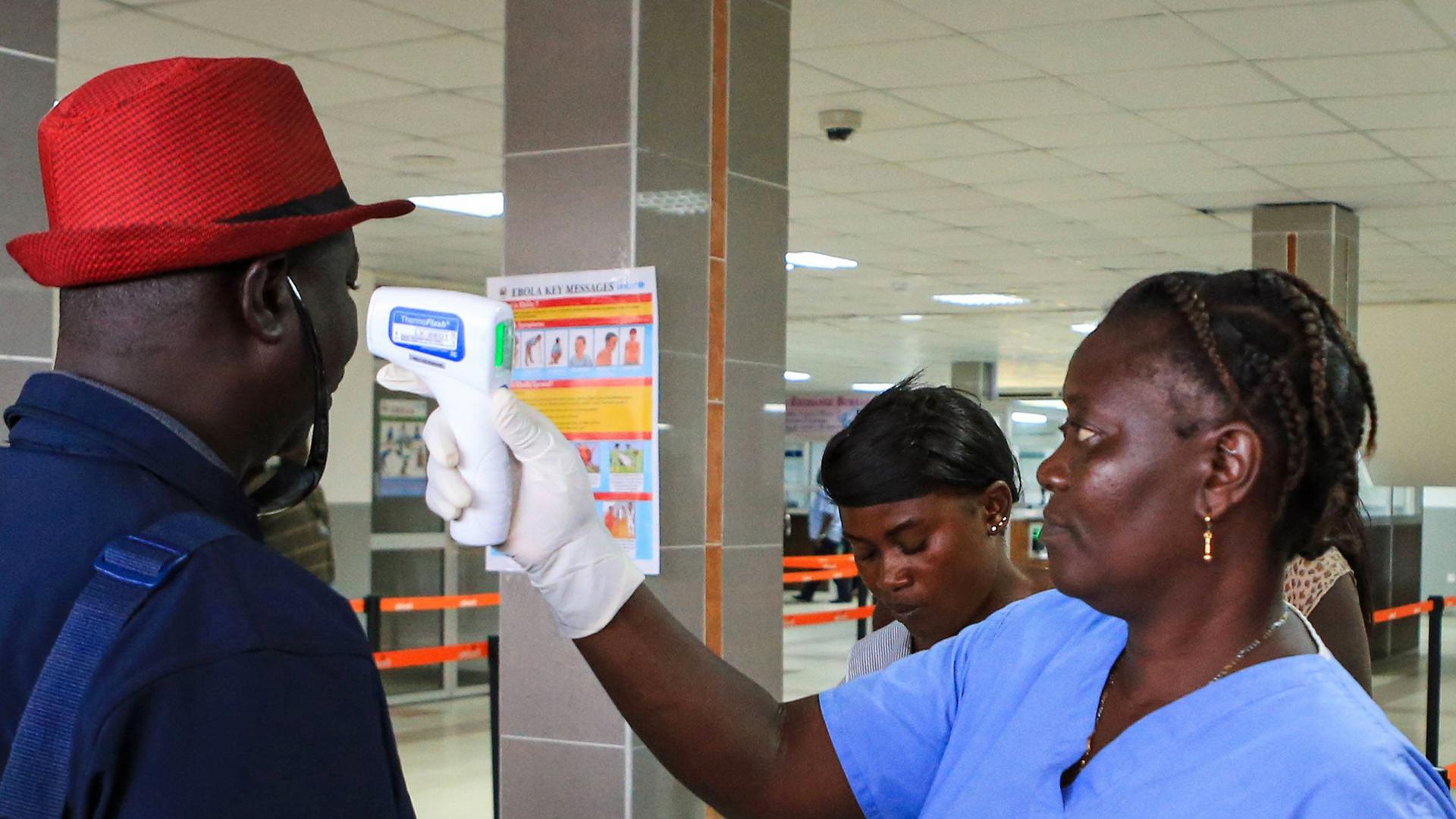 Fiebermessung am Flughafen von Freetown in Sierre Leone - die Gefahr von Ebola ist noch nicht gebannt Fiebermessung am Flughafen von Freetown in Sierre Leone - die Gefahr von Ebola ist noch nicht gebannt