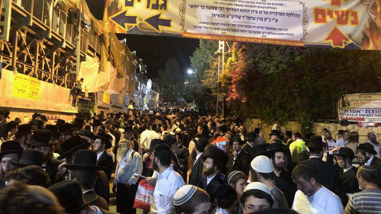 Am jüdischen Fest Lag Ba Omer strömen Menschen in Richtung des Grabes des Rabbiners Shimon Bar Yochai am Berg Meron im Norden Israels. Rund 750 000 Menschen kamen am 22. und 23. Mai 2019 in den Ort, um ausgelassen zu feiern.