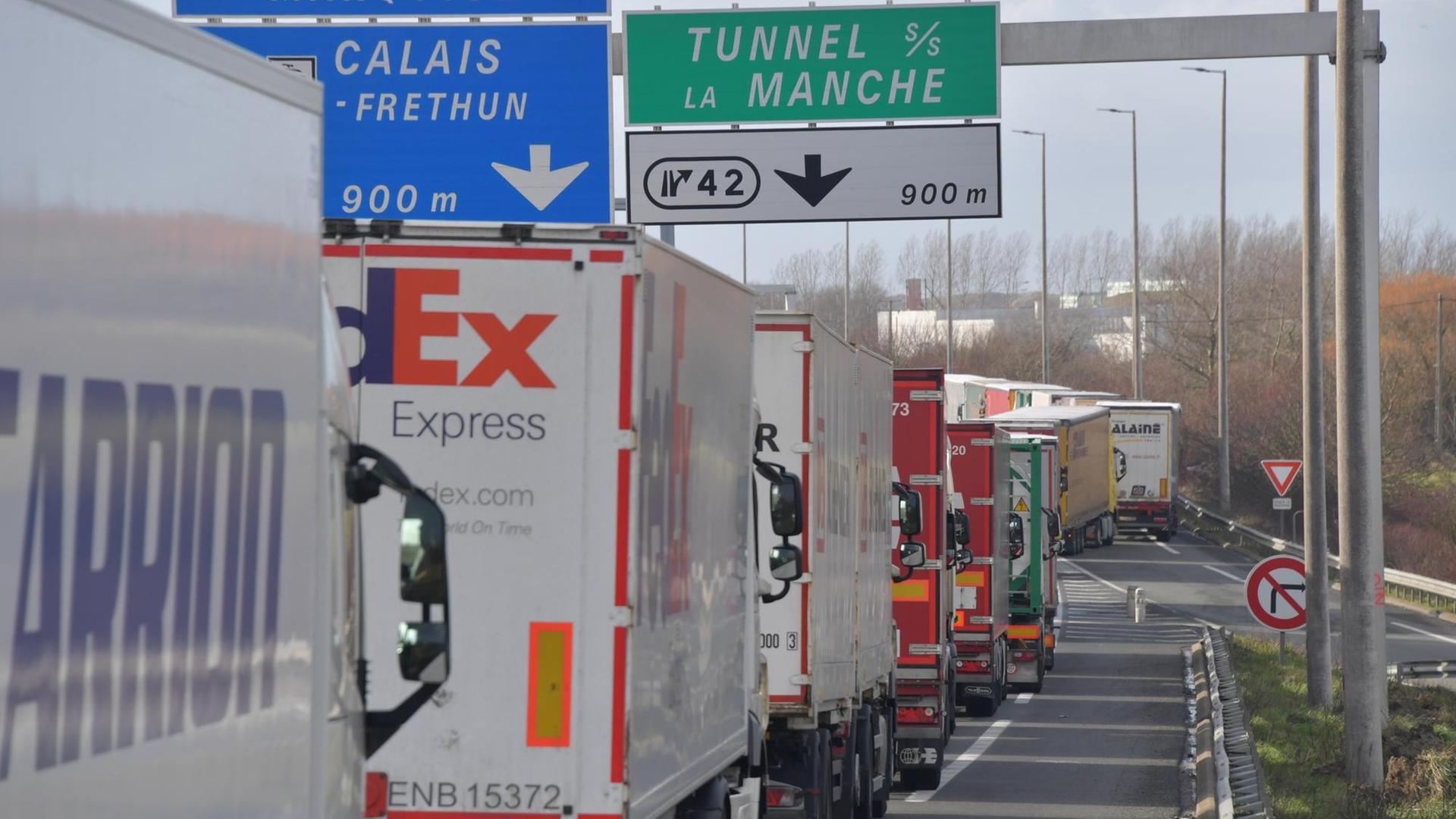 Lastwagen stauen sich auf der französischen Autobahn A16 in Richtung Calais kurz vor dem Ärmelkanal-Tunnel