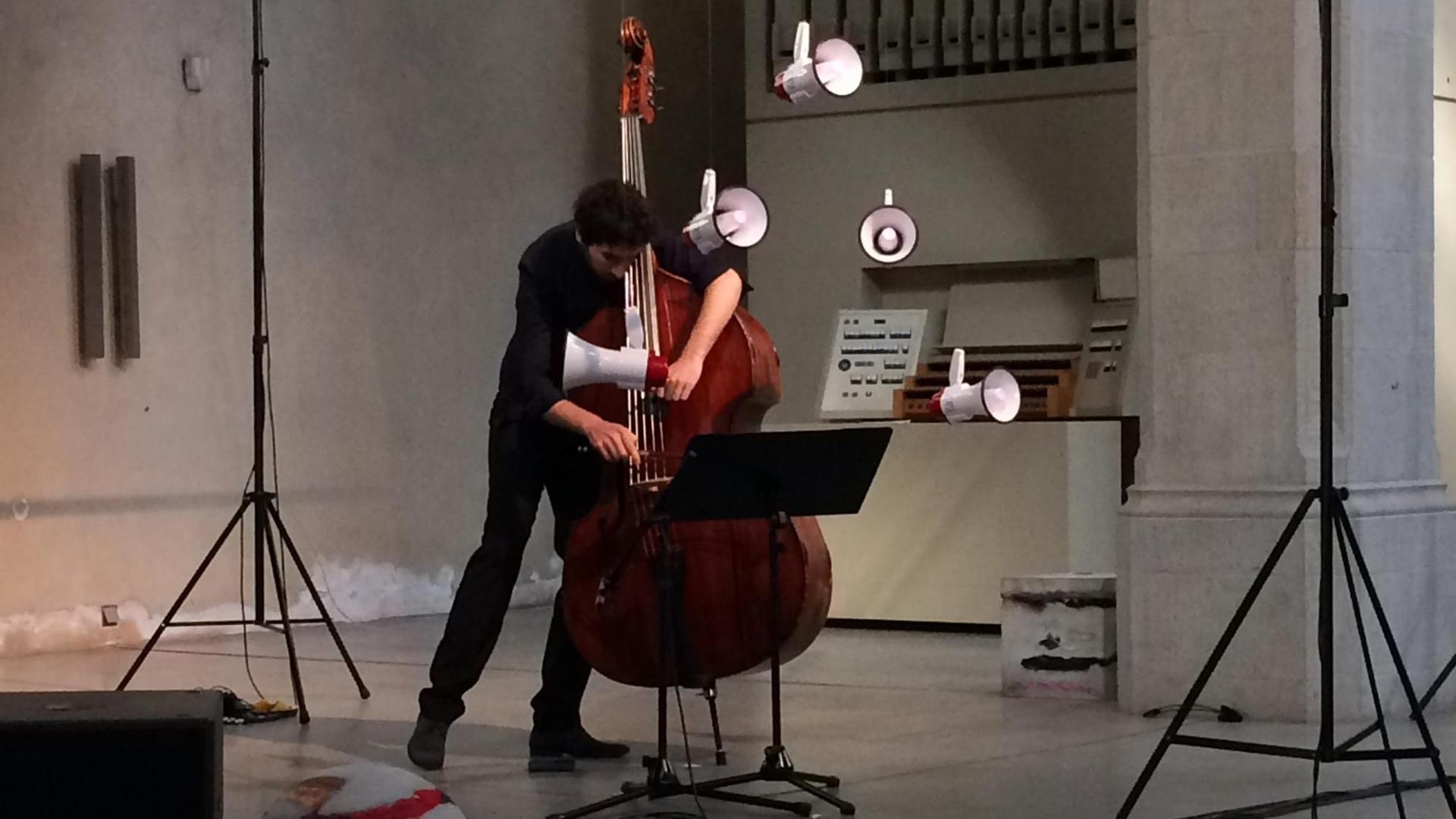Florentin Ginot spielt Kontrabass in der Kunst-Station St. Peter Florentin Ginot spielt Kontrabass in der Kunst-Station St. Peter