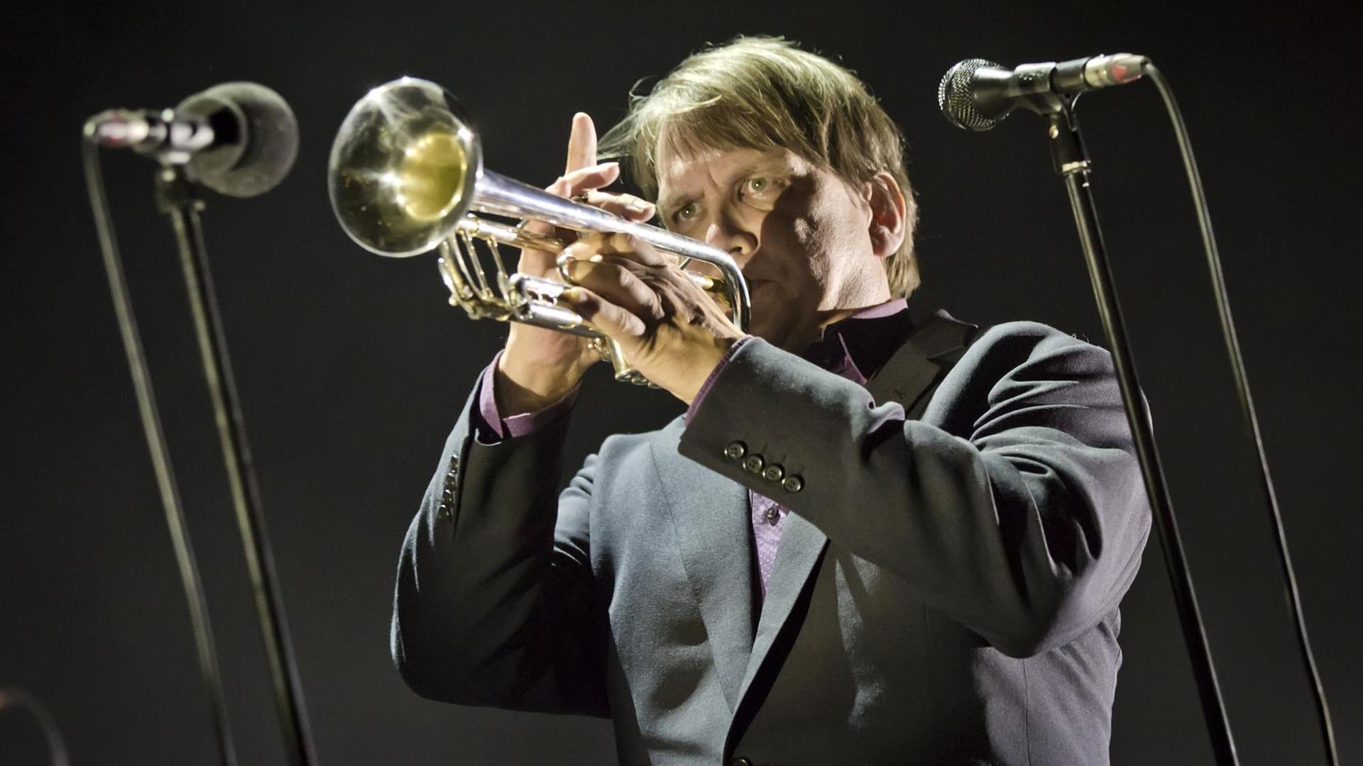 Der Sänger Sven Regener von der Band "Element of Crime" an der Trompete. Tempodrom, 2019 in Berlin. Der Sänger Sven Regener von der Band "Element of Crime" an der Trompete. Tempodrom, 2019 in Berlin.