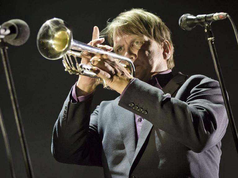 Der Sänger Sven Regener von der Band "Element of Crime" an der Trompete. Tempodrom, 2019 in Berlin.