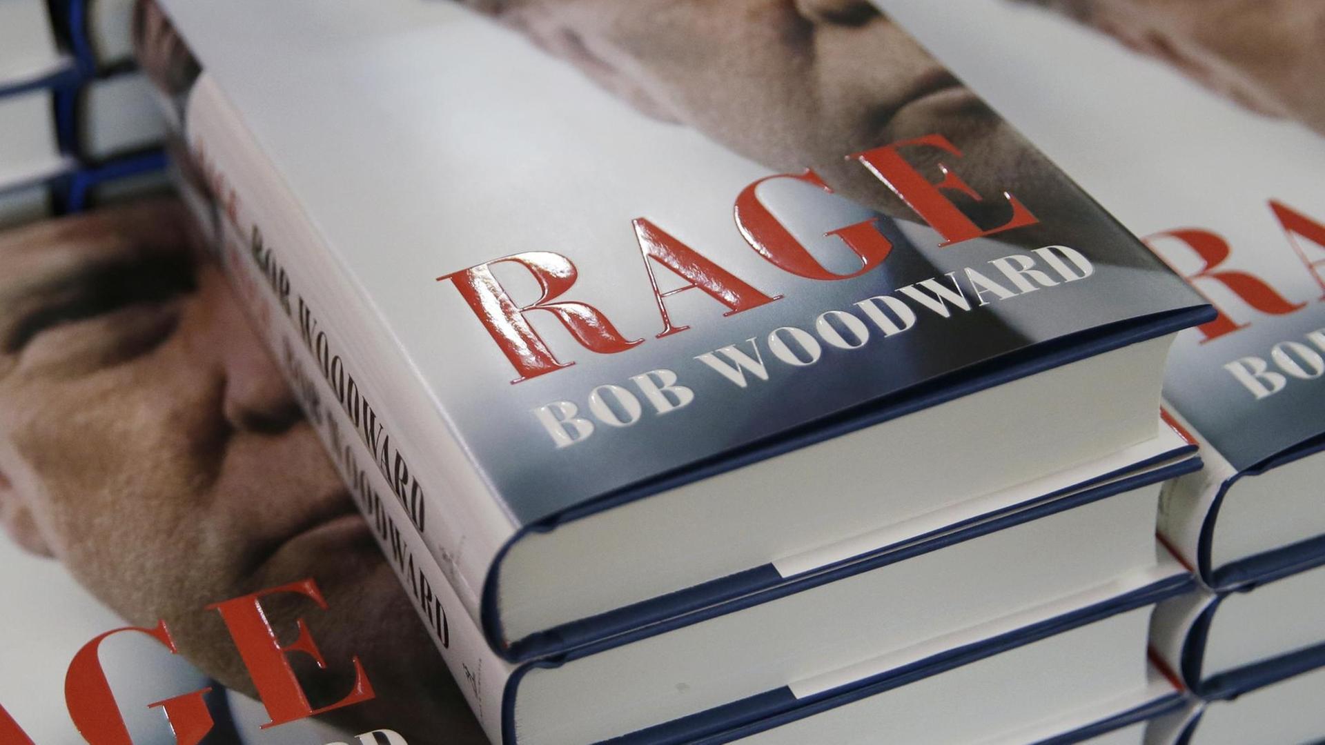 Bücherstapel mit Exemplaren von "Rage" von Bob Woodward Bücherstapel mit Exemplaren von "Rage" von Bob Woodward