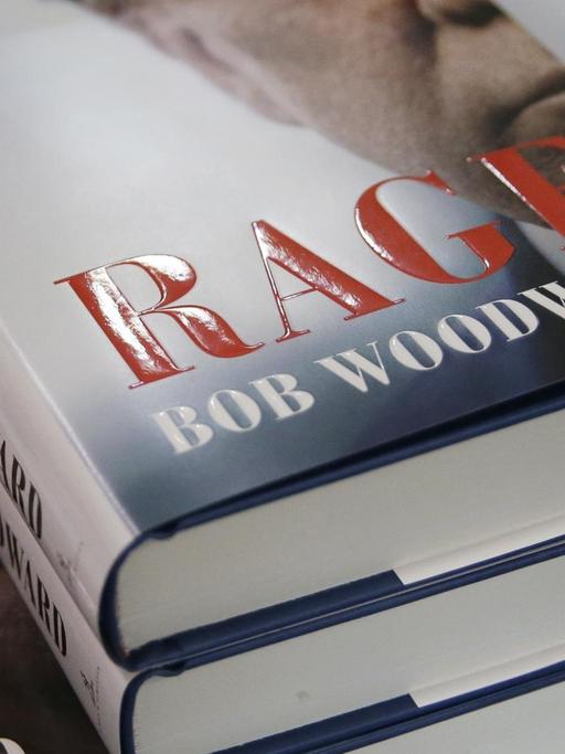 Bücherstapel mit Exemplaren von "Rage" von Bob Woodward