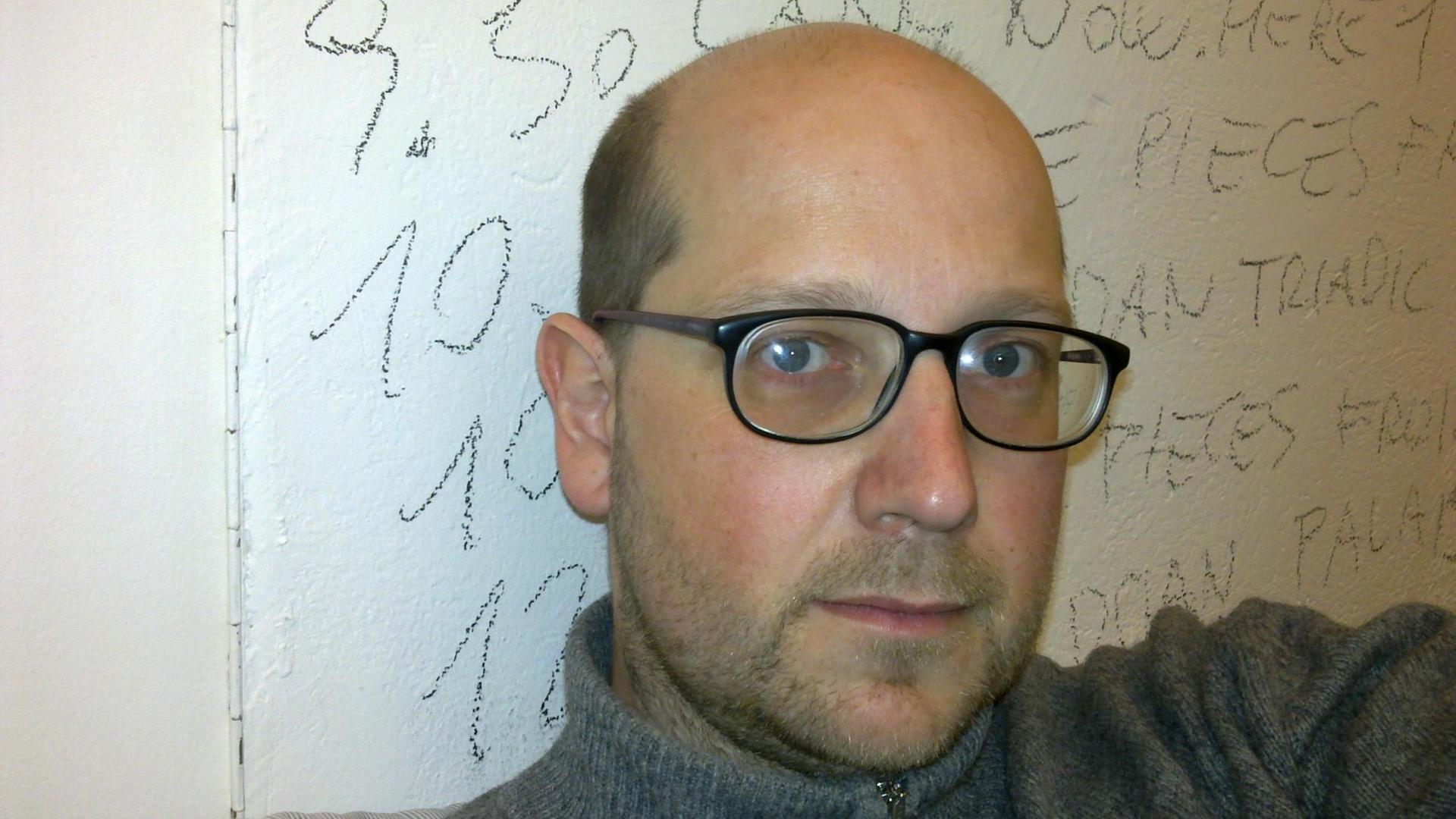 Der steirische Komponist Klaus Lang schaut in die Kamera. Er trägt einen Rollkragenpullover und eine Brille. Der steirische Komponist Klaus Lang schaut in die Kamera. Er trägt einen Rollkragenpullover und eine Brille.