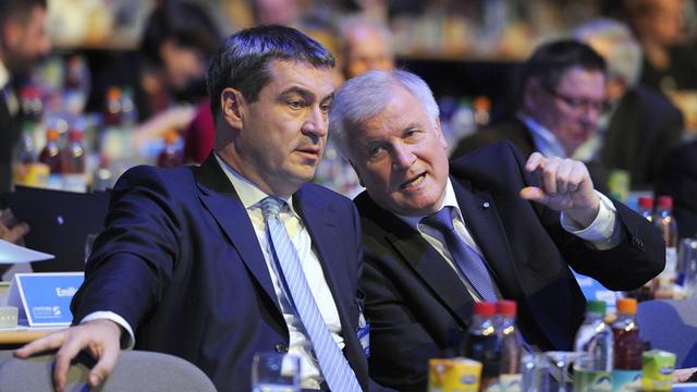 Horst Seehofer (Ministerpräsident Bayern und CSU-Vorsitzender) mit Markus Söder (Finanzminister Bayern) im Gespräch auf dem CSU-Parteitag 2015 in München