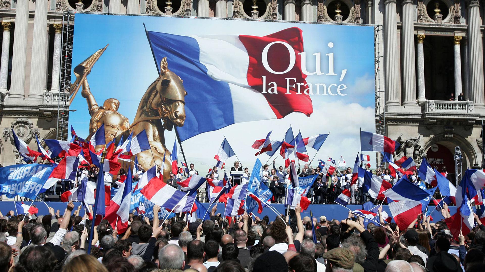 Front National-Chefin Marine Le Pen bei einer Partei-Veranstaltung am 1. Mai 2012 Front National-Chefin Marine Le Pen bei einer Partei-Veranstaltung am 1. Mai 2012