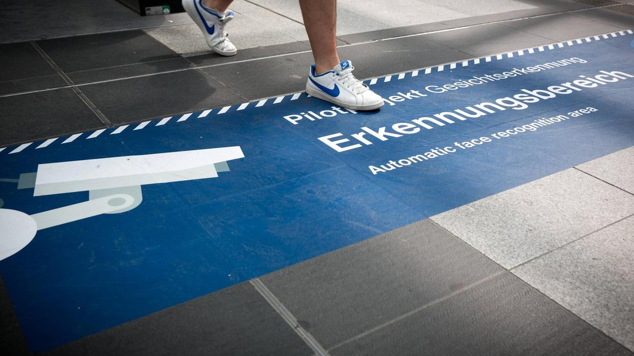 Am Berliner Bahnhof Südkreuz fand 2017 ein Pilotprojekt zur automatisierten Videoüberwachung mit intelligenter Software statt. Am Berliner Bahnhof Südkreuz fand 2017 ein Pilotprojekt zur automatisierten Videoüberwachung mit intelligenter Software statt.