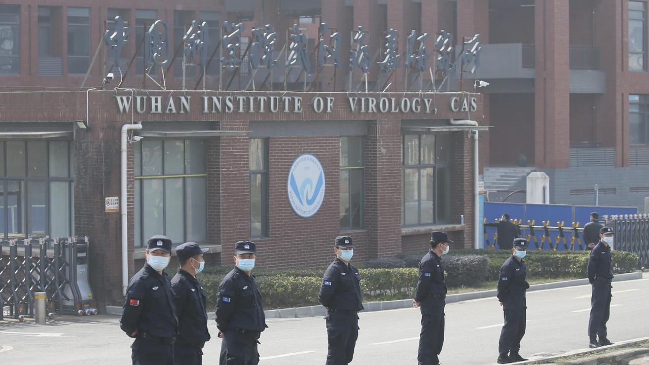 Vor dem virologischen Institut in Wuhan in China stehen Männer in Uniform und mit Mundschutz. Vor dem virologischen Institut in Wuhan in China stehen Männer in Uniform und mit Mundschutz.