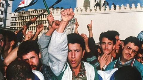 Bei einer Kundgebung der Islamischen Heilsfront in Algier am 6. Dezember 1991 fordern die Demonstranten die Freilassung der inhaftierten FIS-Führer.