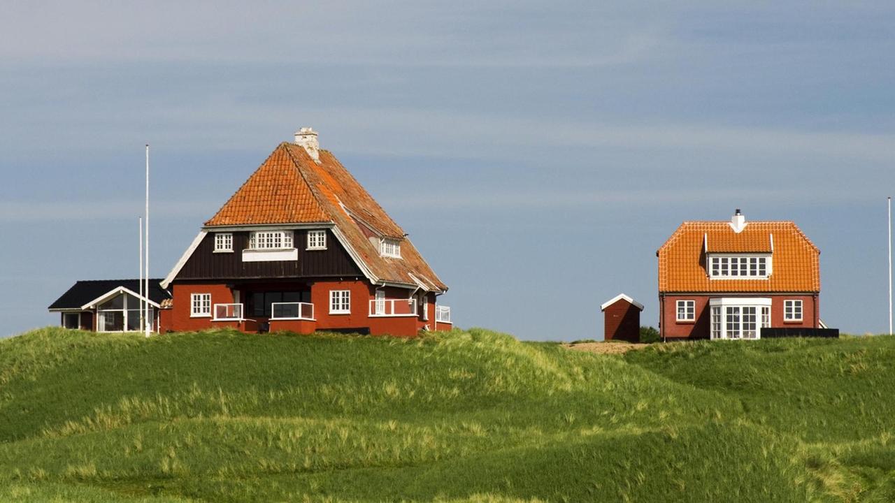 Häuser auf einer Düne in Lönstrup, Jütland, Dänemark Häuser auf einer Düne in Lönstrup, Jütland, Dänemark