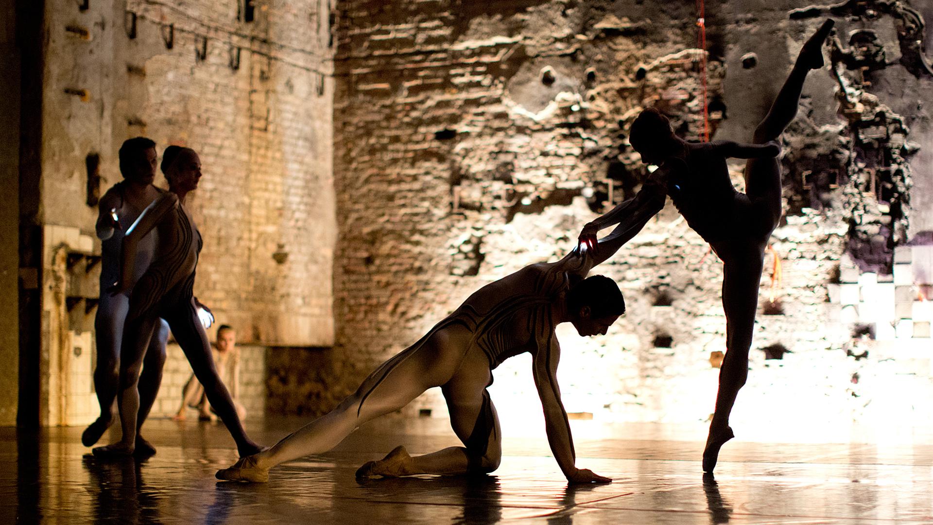 Club mit Anspruch: Auch das Ensemble des Staatsballetts Berlin trat bereits im Berghain auf. Hier in einer Inszenierung des Stücks "Masse". Club mit Anspruch: Auch das Ensemble des Staatsballetts Berlin trat bereits im Berghain auf. Hier in einer Inszenierung des Stücks "Masse".