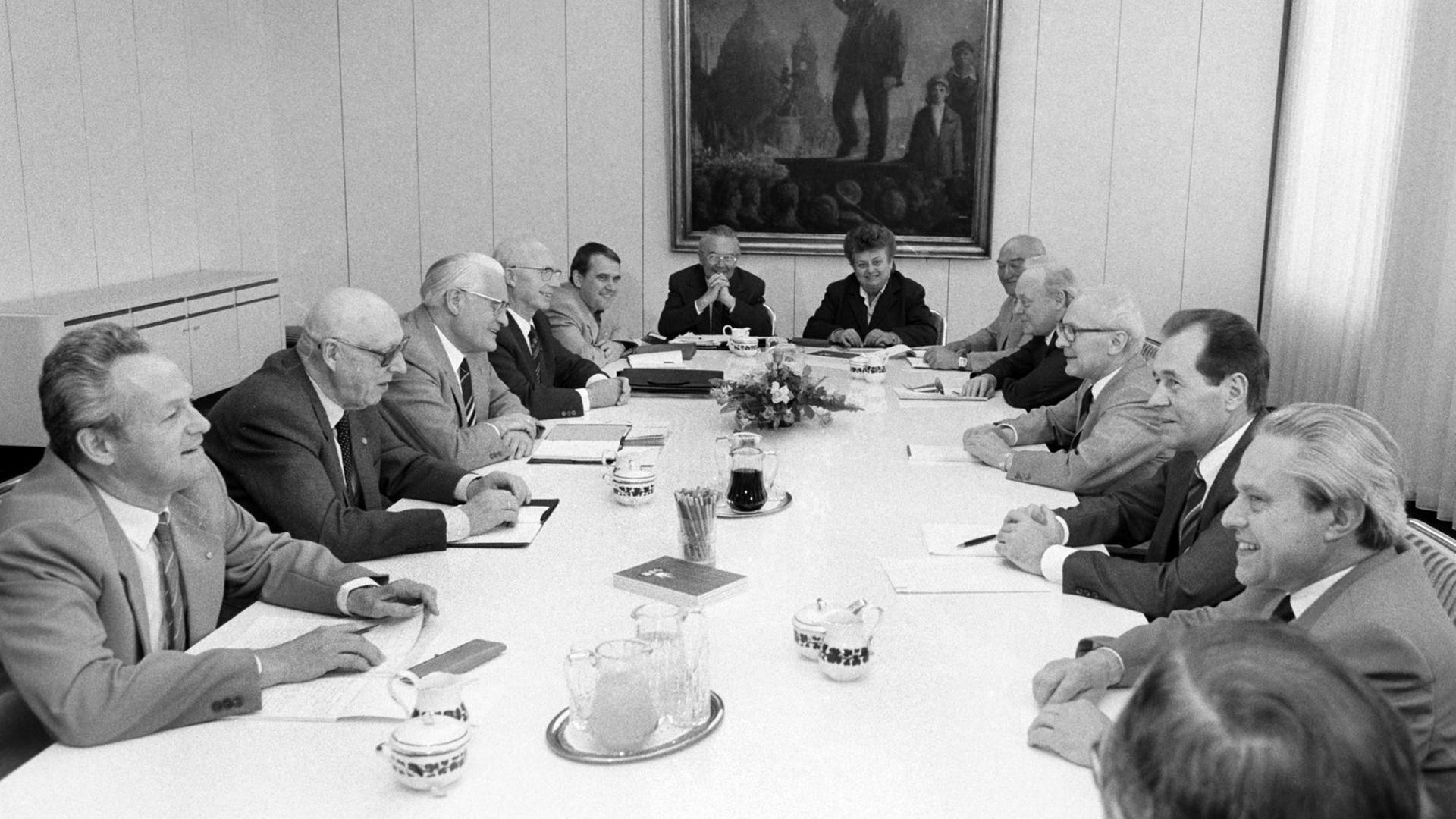 Der Generalsekretär des Zentralkomitees der SED und Vorsitzende des Staatsrates der DDR Erich Honecker sitzt mit den Vorsitzenden der im sogenannten Demokratischen Block zusammengeschlossenen Parteien und Massenorganisationen zur turnusmäßigen Tagung im Haus des Zentralkomitees der SED.