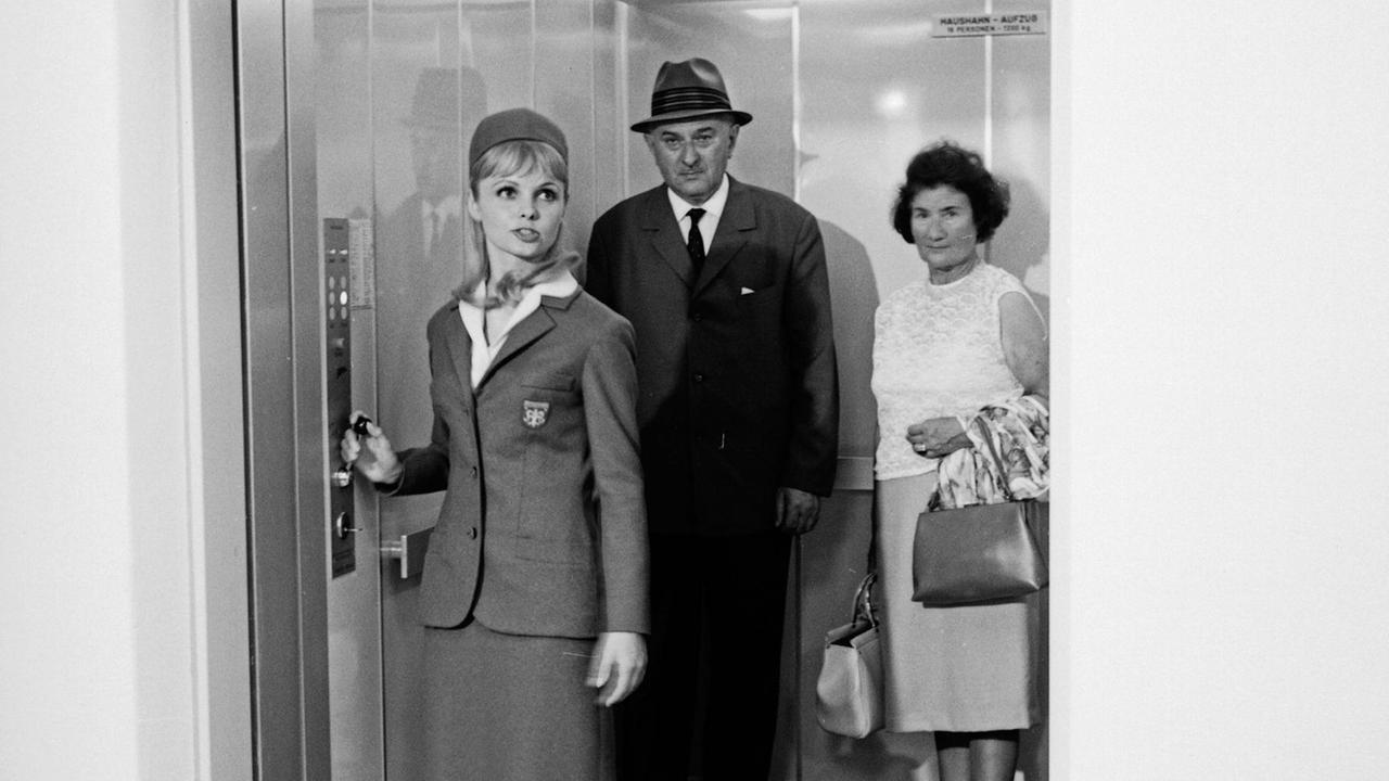 Zustände, Fernsehfilm (1967). Szenenfoto: Liftgirl mit Fahrgästen