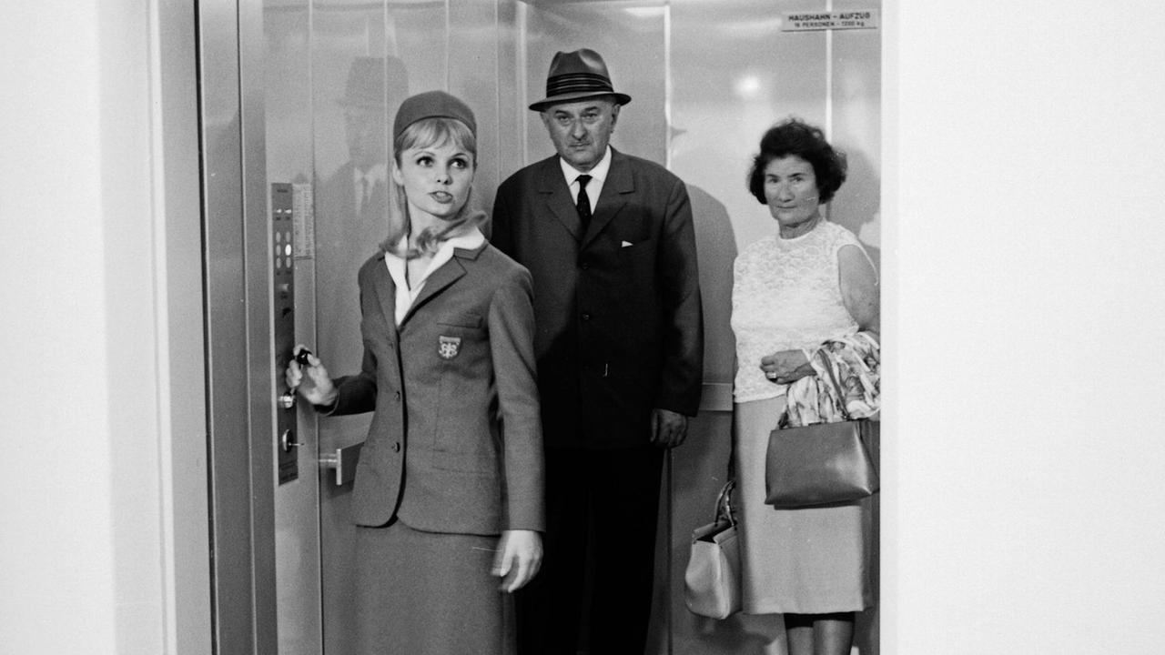 Zustände, Fernsehfilm (1967). Szenenfoto: Liftgirl mit Fahrgästen Zustände, Fernsehfilm (1967). Szenenfoto: Liftgirl mit Fahrgästen
