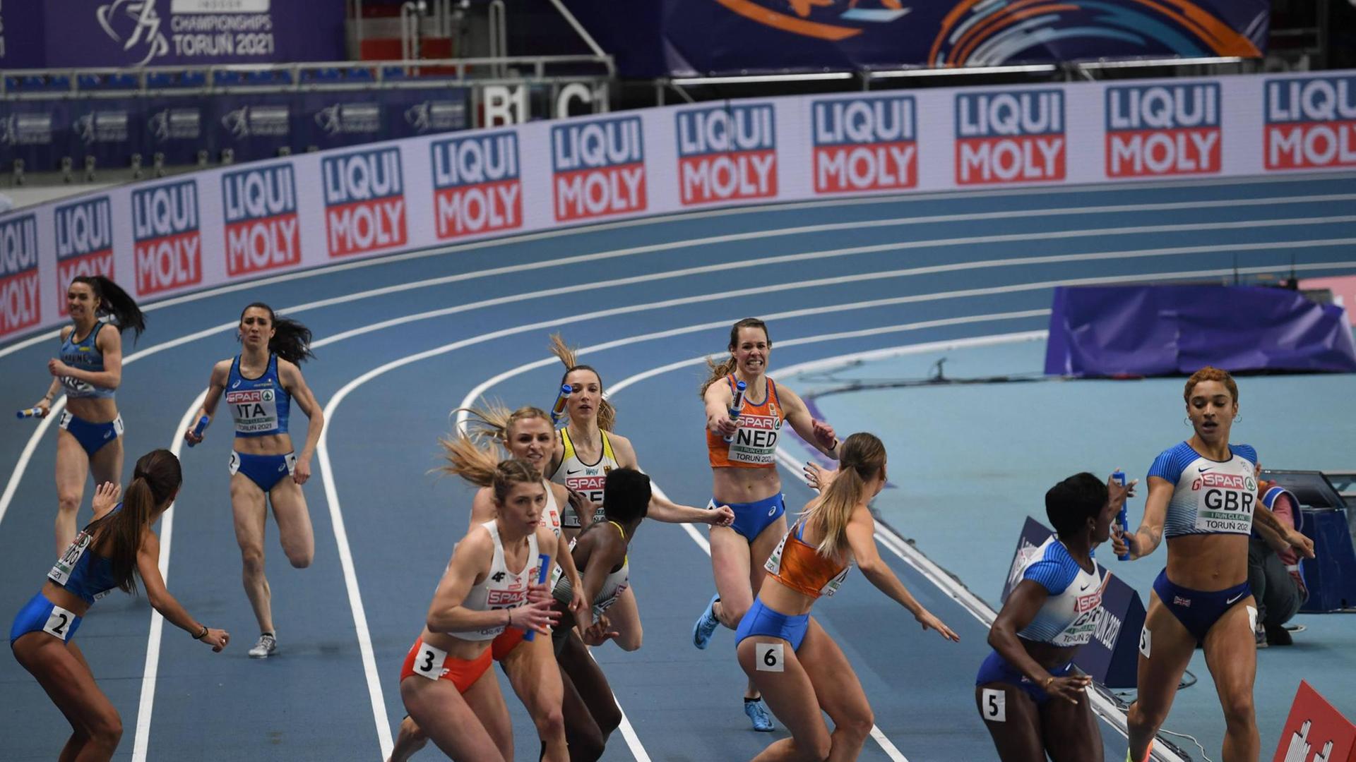 Übergabe bei der 4x400-Meter-Staffel der Frauen bei der Hallen-EM in Torun 2021. Übergabe bei der 4x400-Meter-Staffel der Frauen bei der Hallen-EM in Torun 2021.