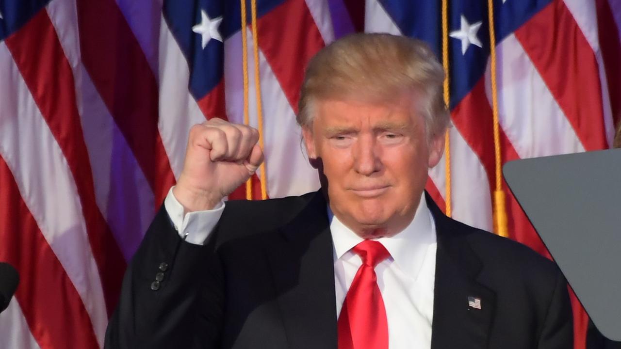 Der designierte US-Präsident Donald Trump ballt bei seinem Auftritt in New York die Faust. Der designierte US-Präsident Donald Trump ballt bei seinem Auftritt in New York die Faust.