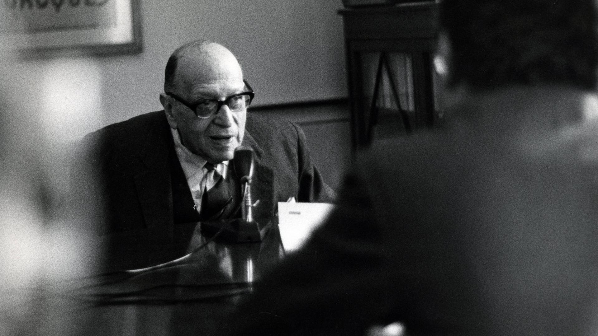 Max Horkheimer im Porträt an einem Mikrofon. Max Horkheimer im Porträt an einem Mikrofon.