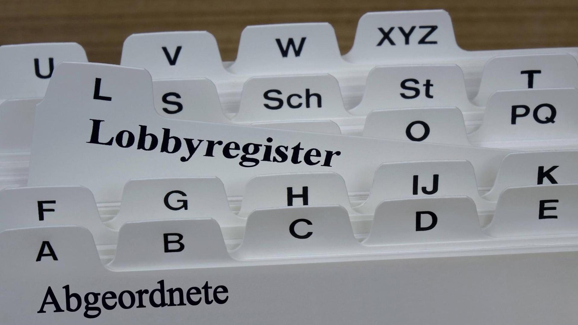 Auf Karteikarten stehen die Schriftzüge Lobbyregister und Abgeordnete (Symbolbild) Auf Karteikarten stehen die Schriftzüge Lobbyregister und Abgeordnete (Symbolbild)
