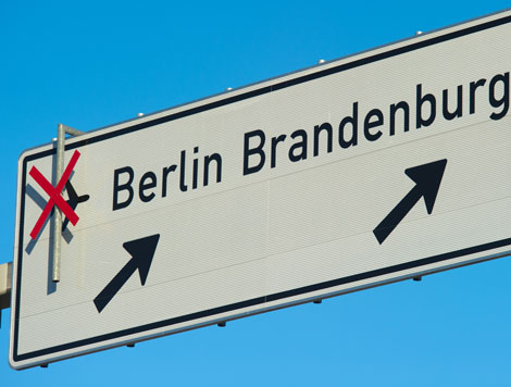 Ein nicht freigegebener Wegweiser zum Flughafen Berlin Brandenburg Airport Willy Brandt (BER) Ein nicht freigegebener Wegweiser zum Flughafen Berlin Brandenburg Airport Willy Brandt (BER)