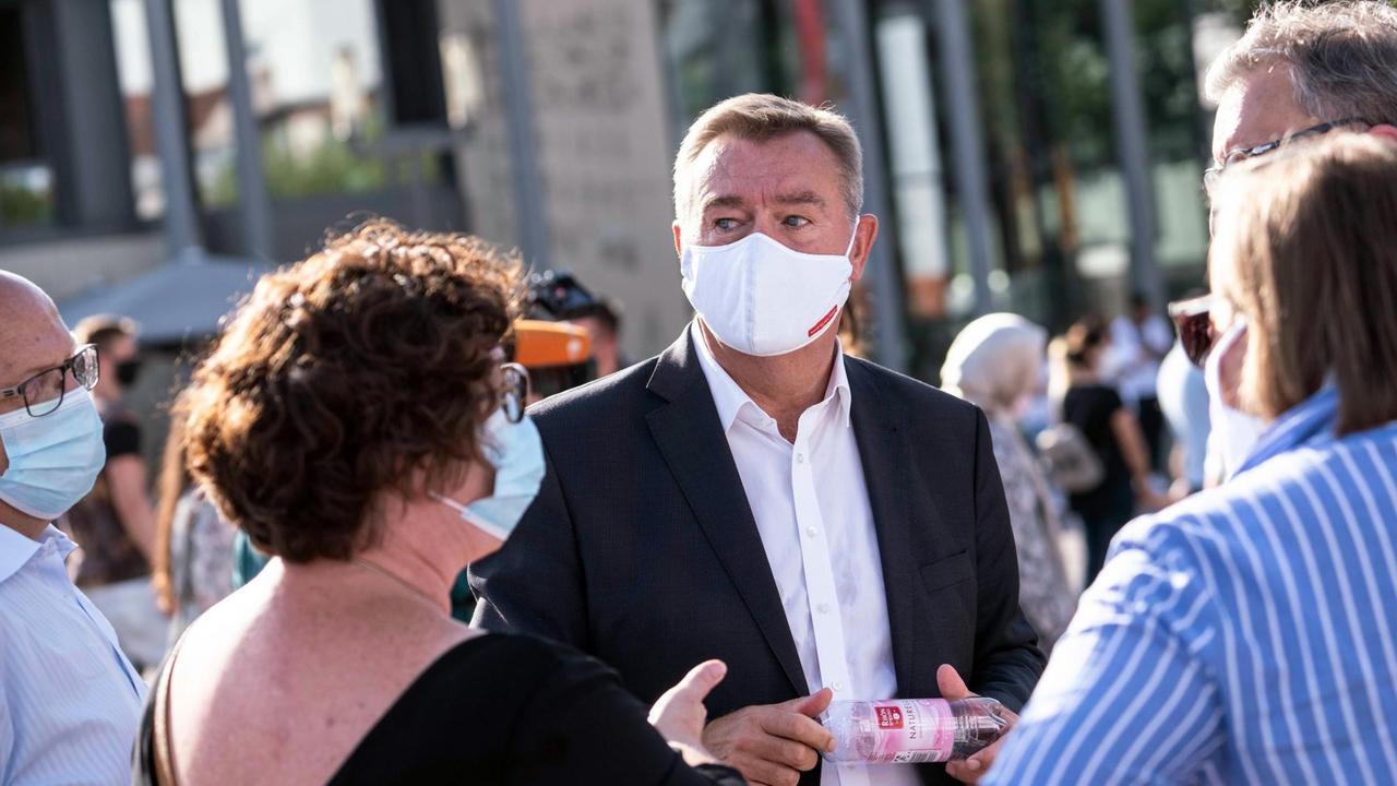 Der Hanauer Oberbürgermeister Claus Kaminsky (M, SPD) diskutiert mit Bürgern auf dem Zentralen Marktplatz. Der Hanauer Oberbürgermeister Claus Kaminsky (M, SPD) diskutiert mit Bürgern auf dem Zentralen Marktplatz.