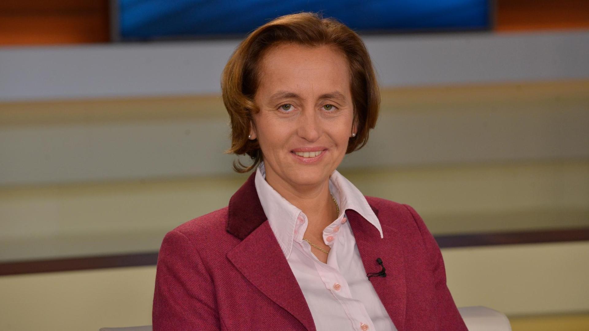 Beatrix von Storch, stellvertretende AfD-Bundessprecherin, aufgenommen am 24.01.2016 während der ARD-Talksendung "Anne Will" zum Thema "Vorbild Österreich - Braucht auch Deutschland eine nationale Obergrenze?" in den Studios Berlin-Adlershof. Foto: Karlheinz Schindler Beatrix von Storch, stellvertretende AfD-Bundessprecherin, aufgenommen am 24.01.2016 während der ARD-Talksendung "Anne Will" zum Thema "Vorbild Österreich - Braucht auch Deutschland eine nationale Obergrenze?" in den Studios Berlin-Adlershof. Foto: Karlheinz Schindler
