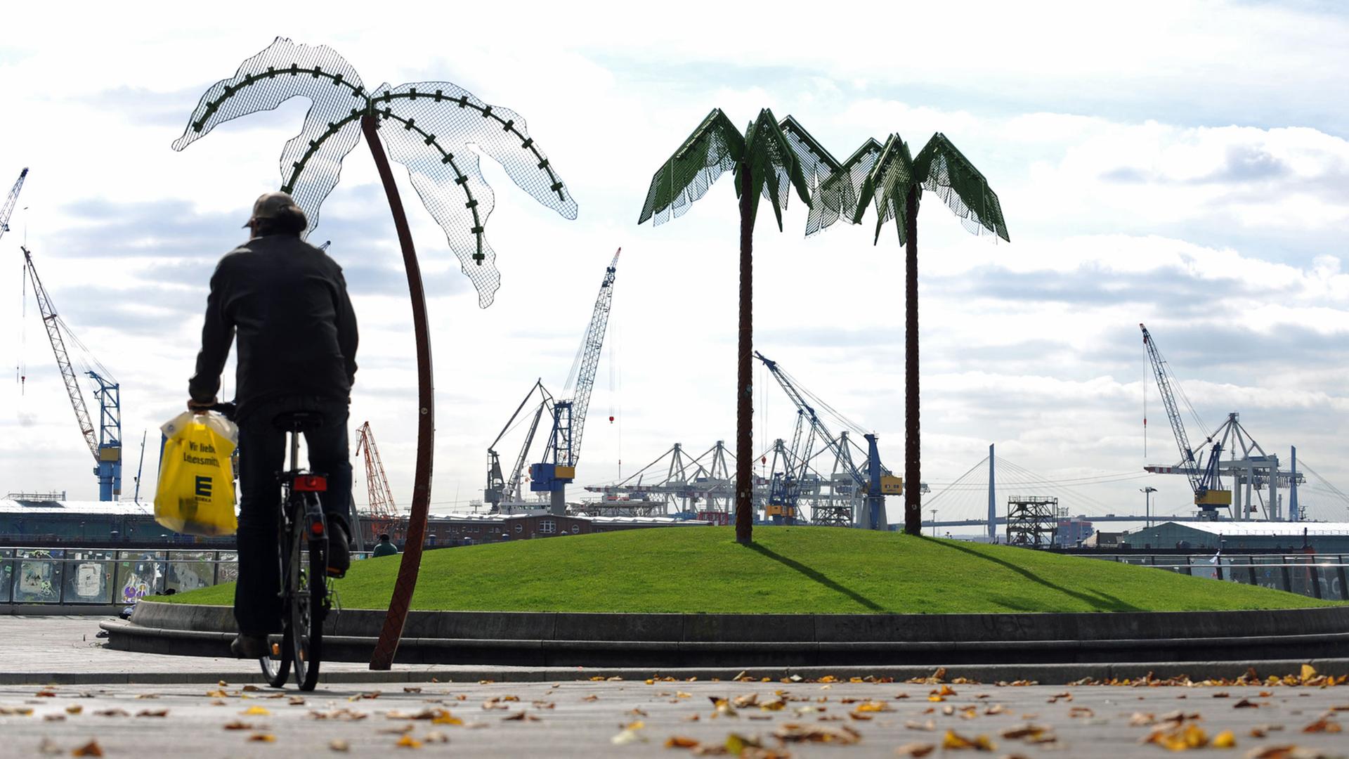 Künstliche Palmen am Pinnasberg in Hamburg. Die dauergrünen Kunstgewächse gehören zum so genannten Park Fiction Park, der von Hamburger Künstlern gestaltet tropisches Flair am Hafen vermitteln soll. Künstliche Palmen am Pinnasberg in Hamburg. Die dauergrünen Kunstgewächse gehören zum so genannten Park Fiction Park, der von Hamburger Künstlern gestaltet tropisches Flair am Hafen vermitteln soll.