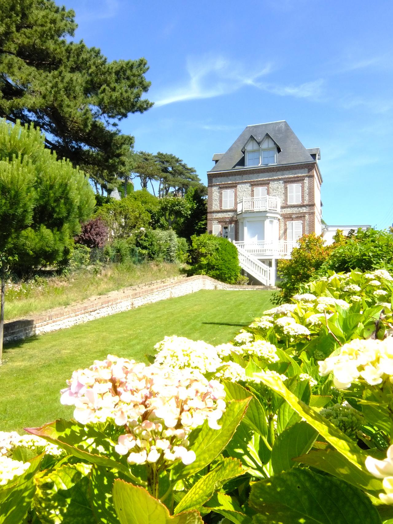 "Villa Henriette" mit Garten - nach der Restaurierung durch Raphaèl Renard