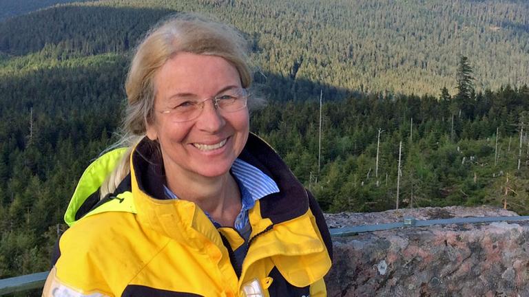 Porträtfoto der Politikwissenschaftlerin Cornelia Wiethaler, einer von 20.000 über Solidarvereine krankversicherten Deutschen Porträtfoto der Politikwissenschaftlerin Cornelia Wiethaler, einer von 20.000 über Solidarvereine krankversicherten Deutschen