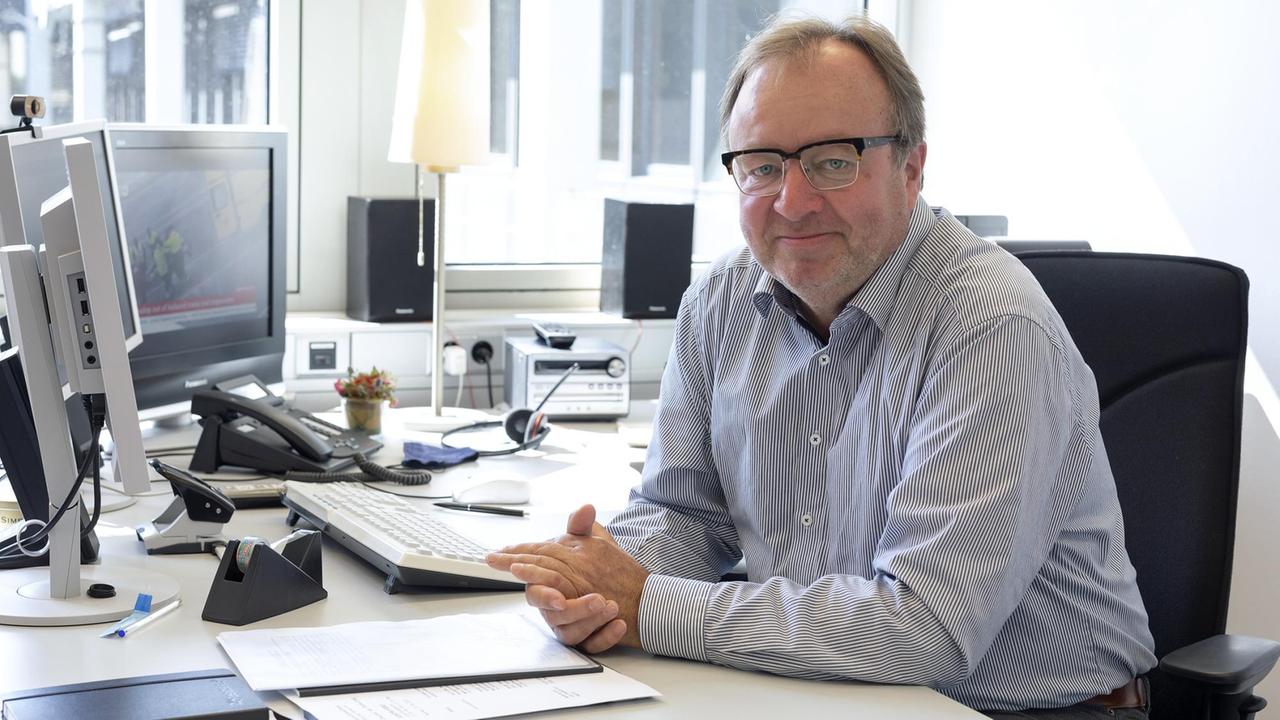 Porträt von Friedbert Meurer an seinem Schreibtisch. Porträt von Friedbert Meurer an seinem Schreibtisch.
