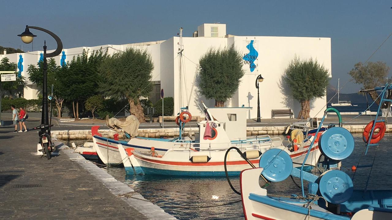 Das Gebäude im Hafen und gleichzeitig am Strand zeigt den Samos Art Space, wo die Ausstellung stattfindet.