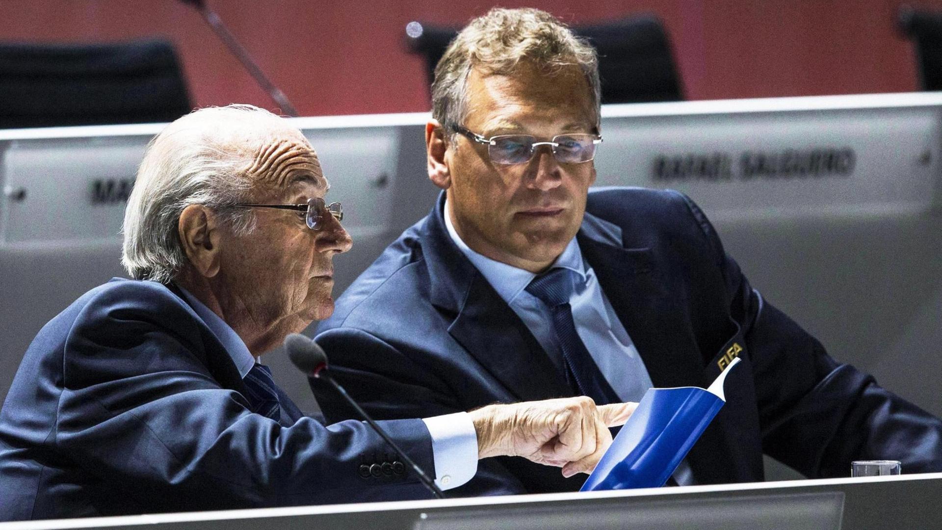 Der damalige FIFA-Präsident Joseph Blatter und der damalige FIFA-Generalsekretär Jérôme Valcke im Mai 2015.. Der damalige FIFA-Präsident Joseph Blatter und der damalige FIFA-Generalsekretär Jérôme Valcke im Mai 2015..