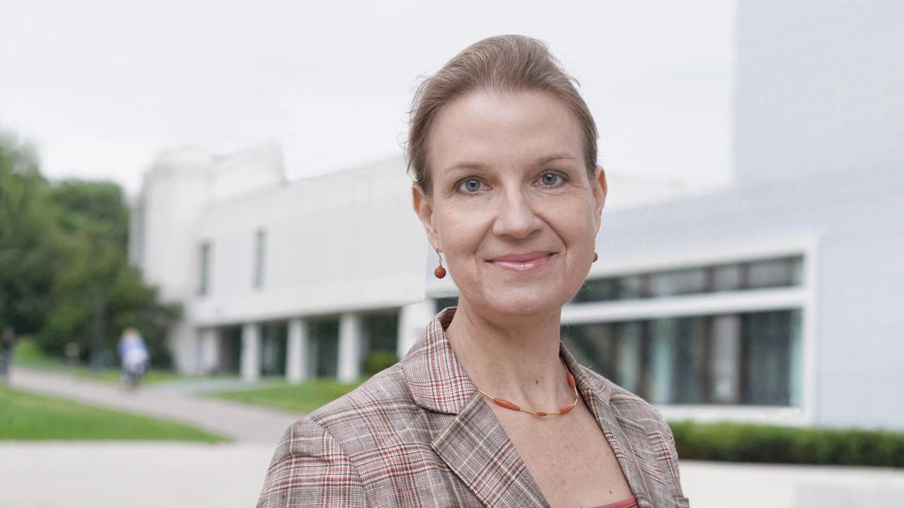 Porträt: Prof. Dr. Marianne Kneuer forscht und lehrt als Professorin für Politikwissenschaft an der Universität Hildesheim