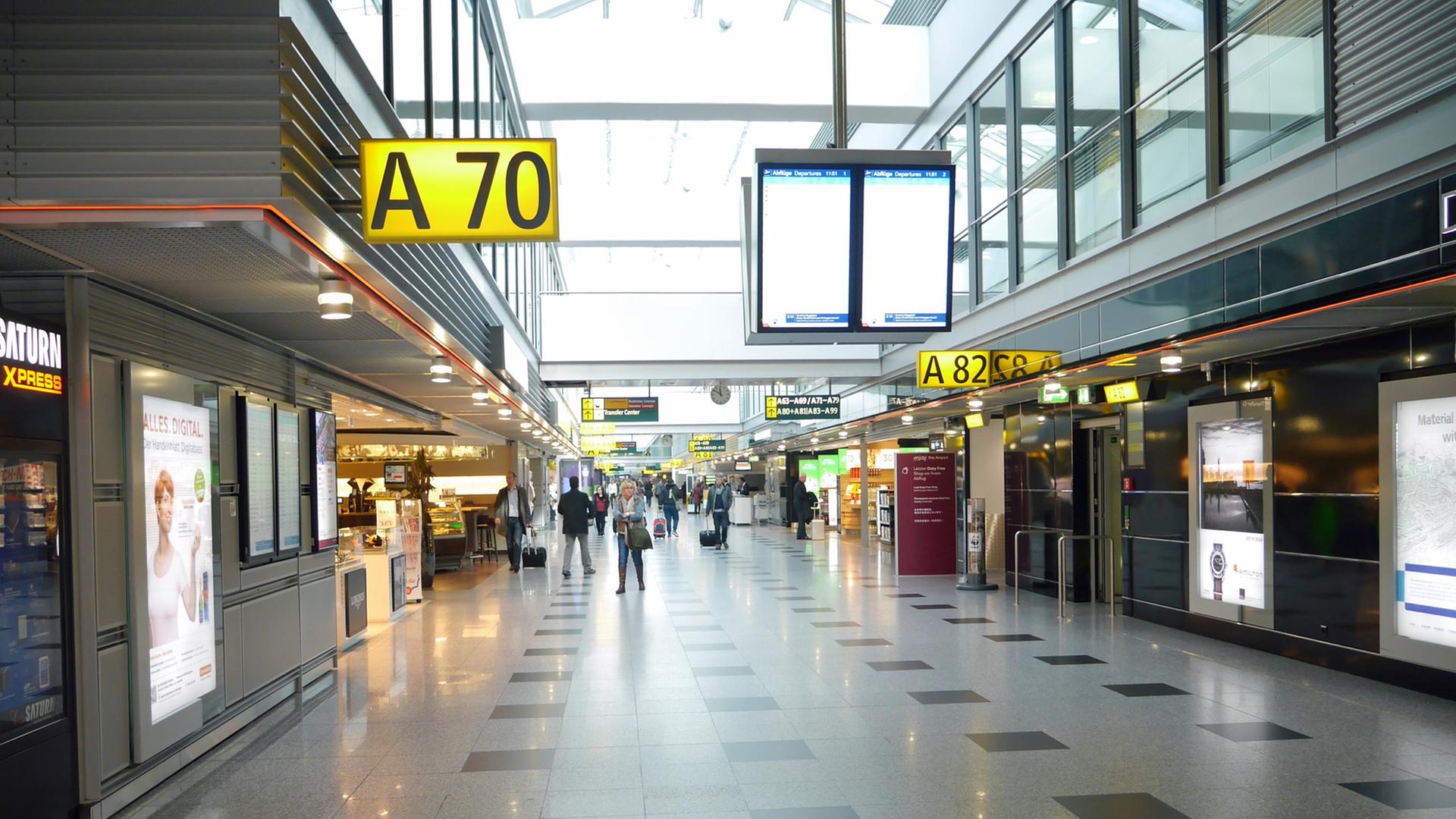 Eine Abflughalle am Flughafen Düsseldorf. Eine Abflughalle am Flughafen Düsseldorf.