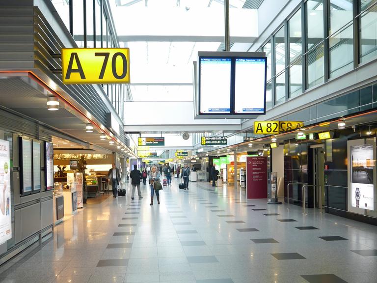 Eine Abflughalle am Flughafen Düsseldorf.