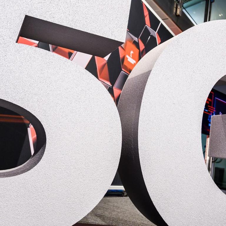   Bei einer Pressekonferenz zur Hannover Messe steht ein 5G Aufsteller. 