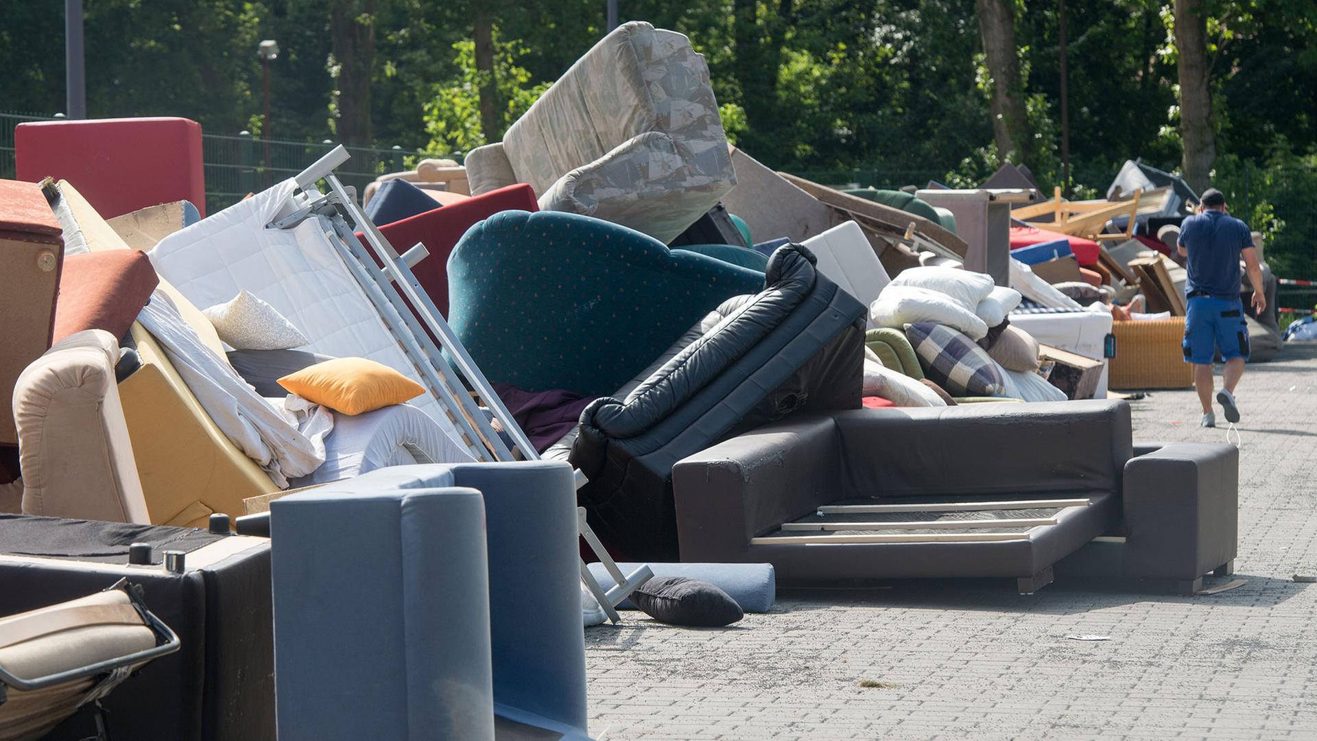 Ein großer Haufen alter Sofas liegt am 16.07.2014 auf dem Parkplatz vor dem Stadion Alte Försterei in Berlin. Ein großer Haufen alter Sofas liegt am 16.07.2014 auf dem Parkplatz vor dem Stadion Alte Försterei in Berlin.