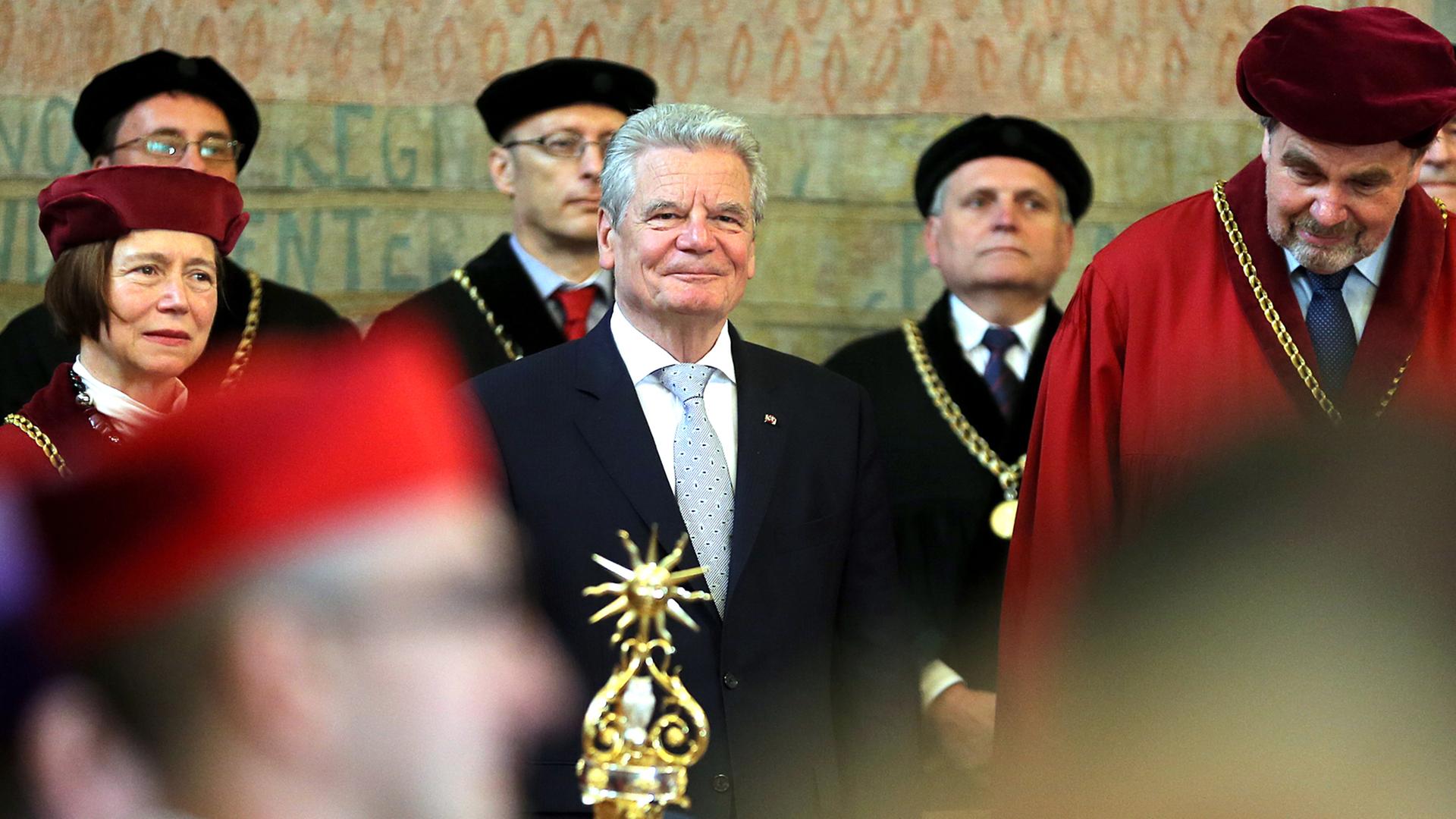 Bundespräsident Joachim Gauck (M) wird am 06.05.2014 im Karolinum der Karls-Universität in Prag empfangen. Bundespräsident Joachim Gauck (M) wird am 06.05.2014 im Karolinum der Karls-Universität in Prag empfangen.