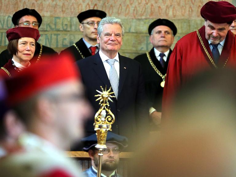 Bundespräsident Joachim Gauck (M) wird am 06.05.2014 im Karolinum der Karls-Universität in Prag empfangen.