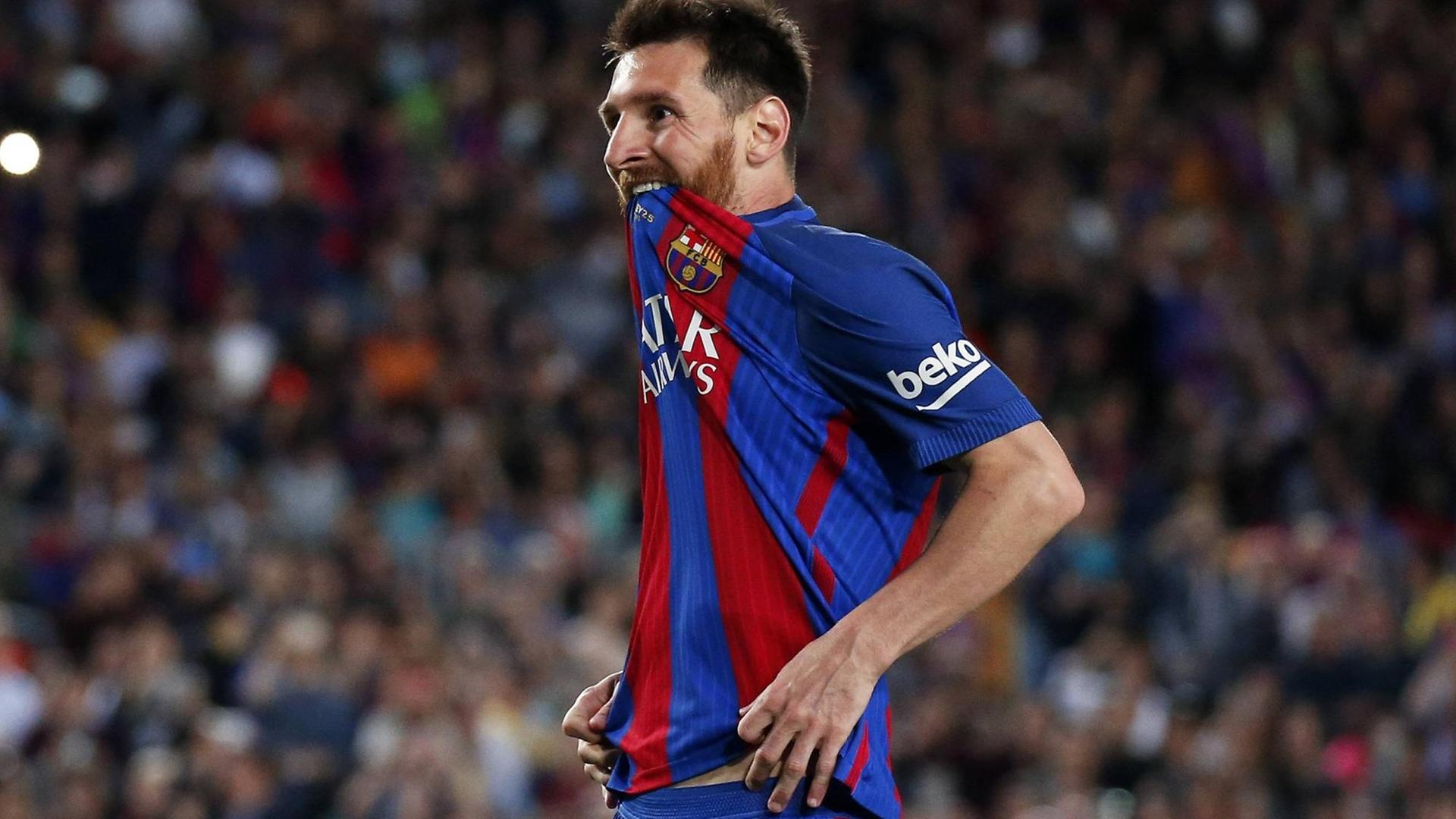 Lionel Messi beißt in sein Trikot nachdem er einen Elfmeter verschossen hat.