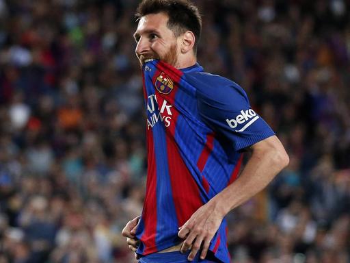 Lionel Messi beißt in sein Trikot nachdem er einen Elfmeter verschossen hat.