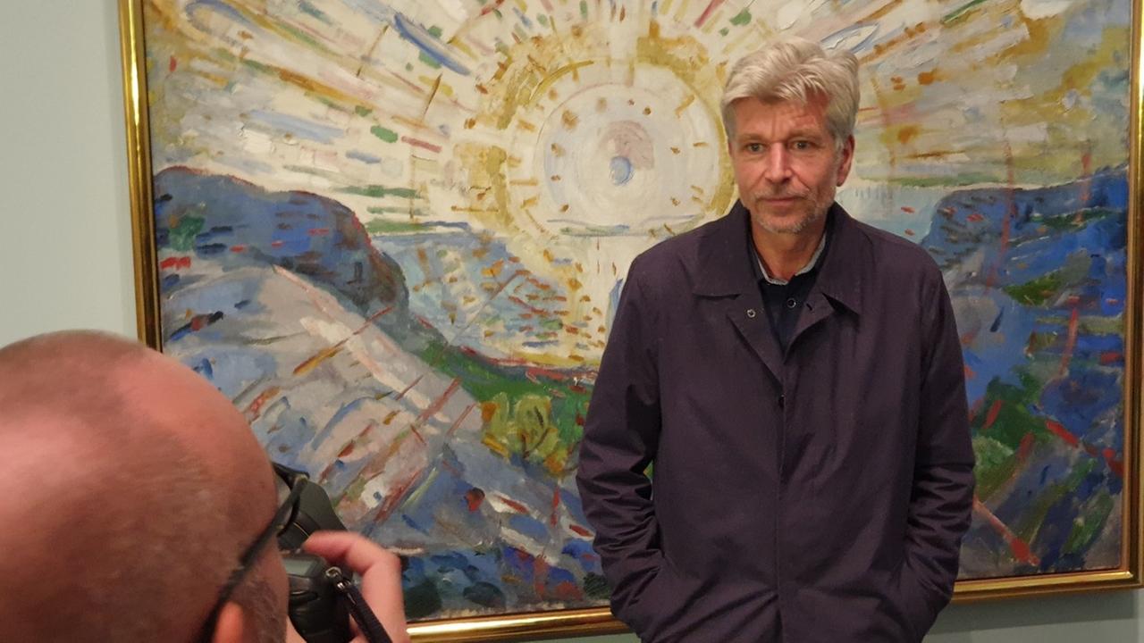 Karl Ove Knausgård vor einem Gemälde von Edvard Munch: Die Sonne, 1912, in der Kunstsammlung Nordrhein-Westfalen, K20, Düsseldorf Karl Ove Knausgård vor einem Gemälde von Edvard Munch: Die Sonne, 1912, in der Kunstsammlung Nordrhein-Westfalen, K20, Düsseldorf