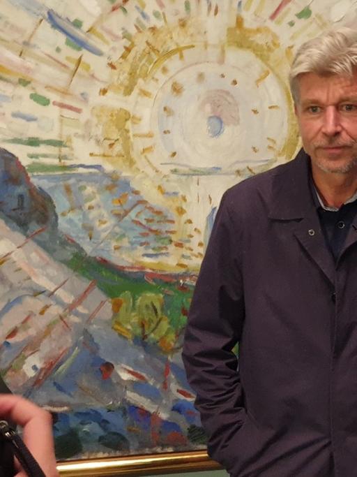 Karl Ove Knausgård vor einem Gemälde von Edvard Munch: Die Sonne, 1912, in der Kunstsammlung Nordrhein-Westfalen, K20, Düsseldorf