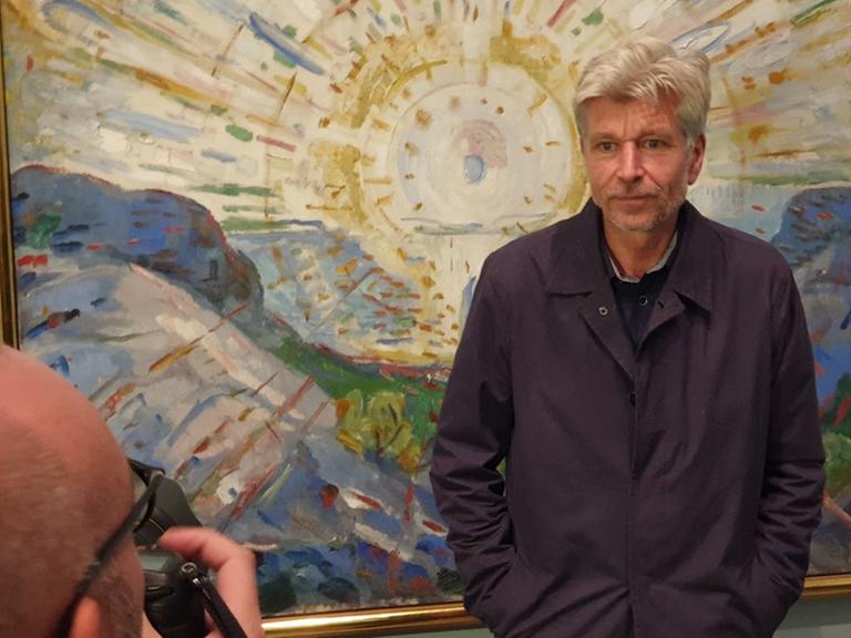 Karl Ove Knausgård vor einem Gemälde von Edvard Munch: Die Sonne, 1912, in der Kunstsammlung Nordrhein-Westfalen, K20, Düsseldorf