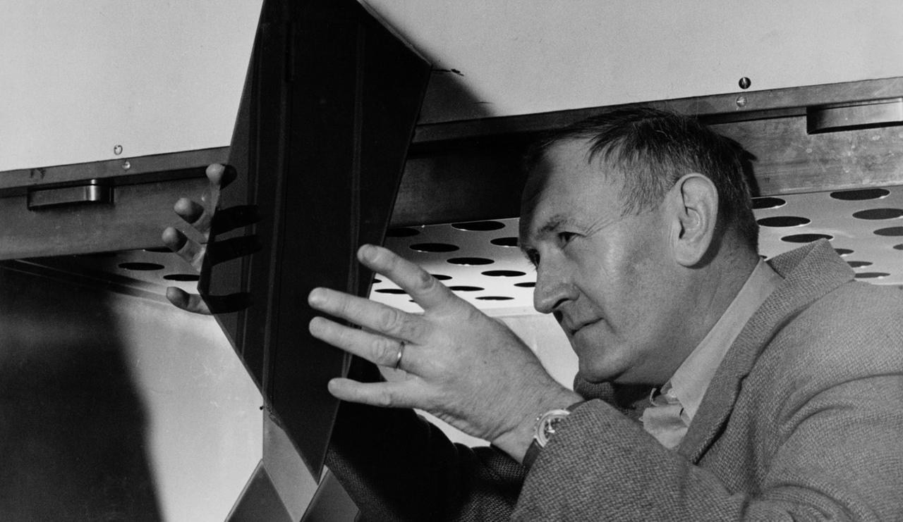 Pionier der Astrophysik: Fritz Zwicky (1898-1974) beim Betrachten einer Fotoplatte