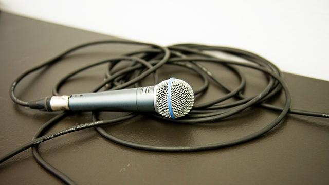 Ein Mikrofon liegt auf einem aufgerollten Kabel