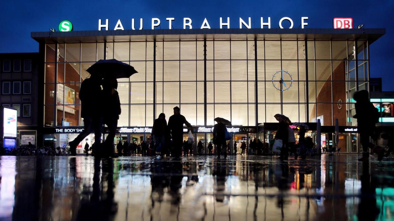 Zu sehen ist der Kölner Hauptbahnhof abends im Regen. Zu sehen ist der Kölner Hauptbahnhof abends im Regen.